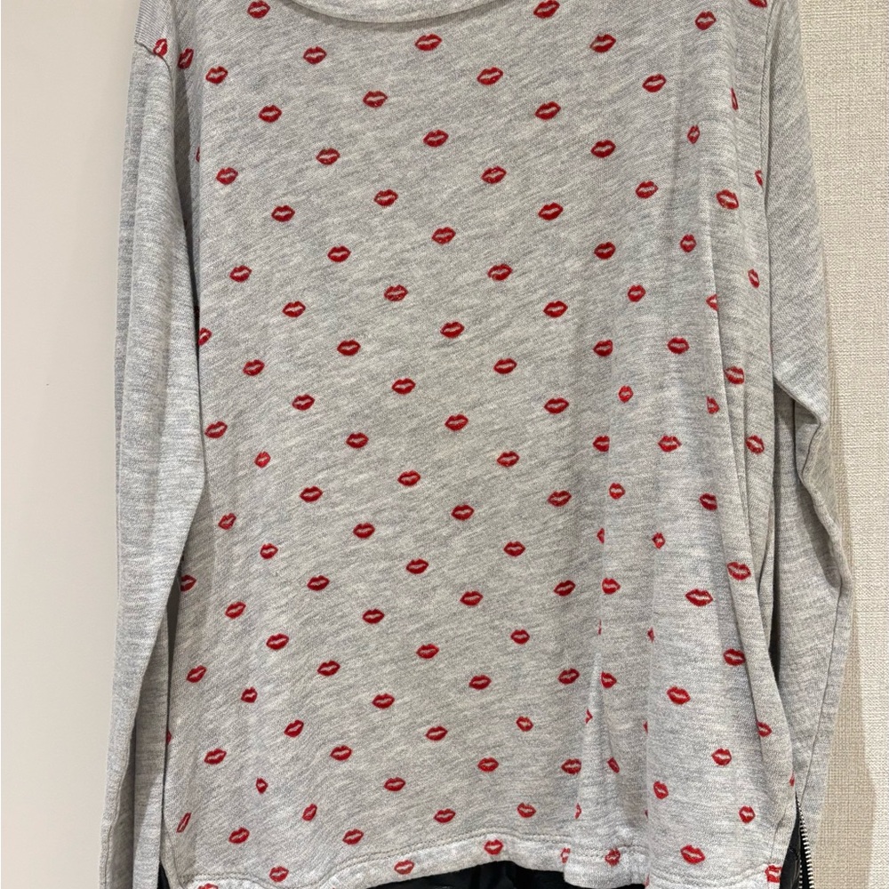 me.n.u. Gray Long-Sleeve Tee with Red Lip Print